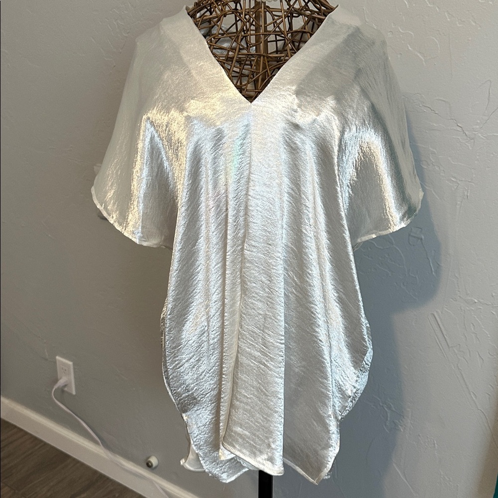 Adrienne white stain v neck oversized blouse. Size medium. NWT